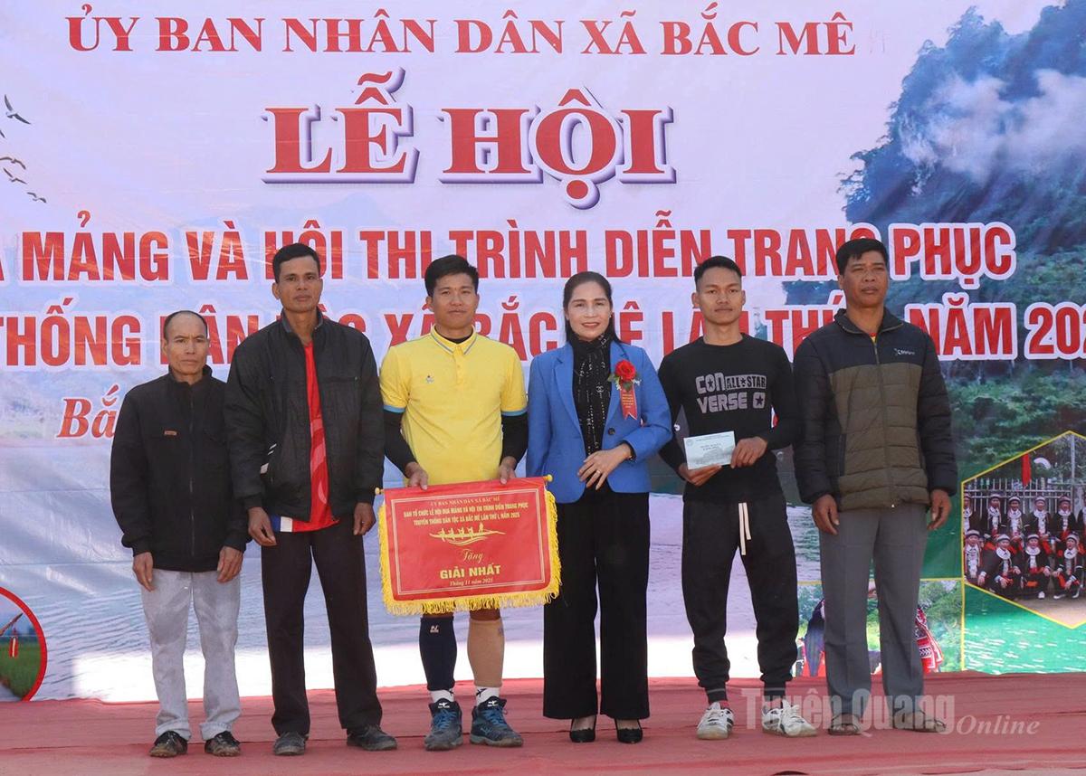 ថ្នាក់​ដឹក​នាំ​ឃុំ​បាក់​មេ ប្រគល់​រង្វាន់​ទី​១ ជូន​ភូមិ​ណាវឿង​២