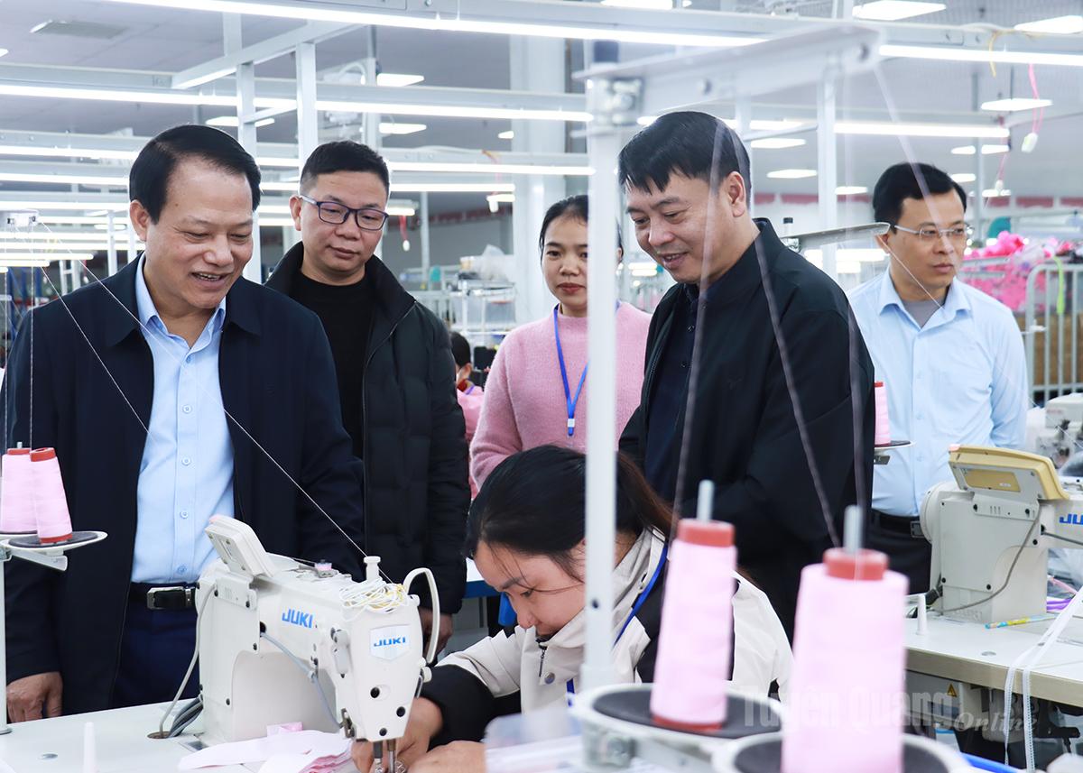 Sanayi Parkları ve Ekonomik Bölgeler İl Yönetim Kurulu Başkanı Yoldaş Van Dinh Thao, Binh Vang Sanayi Parkı'ndaki işçilerle sohbet etti.  