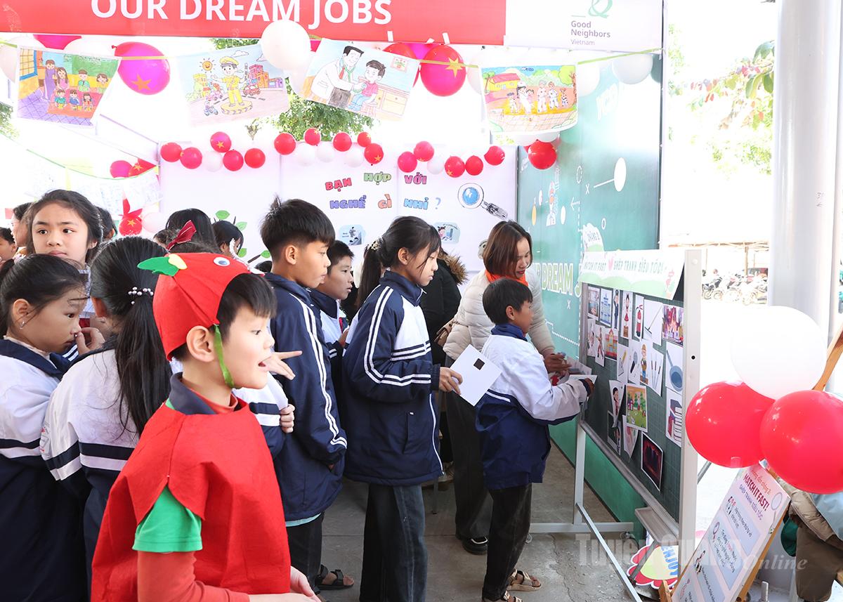 Os alunos participaram com entusiasmo nas trocas e experiências realizadas no festival.