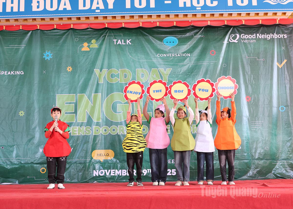 Uma apresentação em inglês do Clube da Escola Primária Hop Hoa.