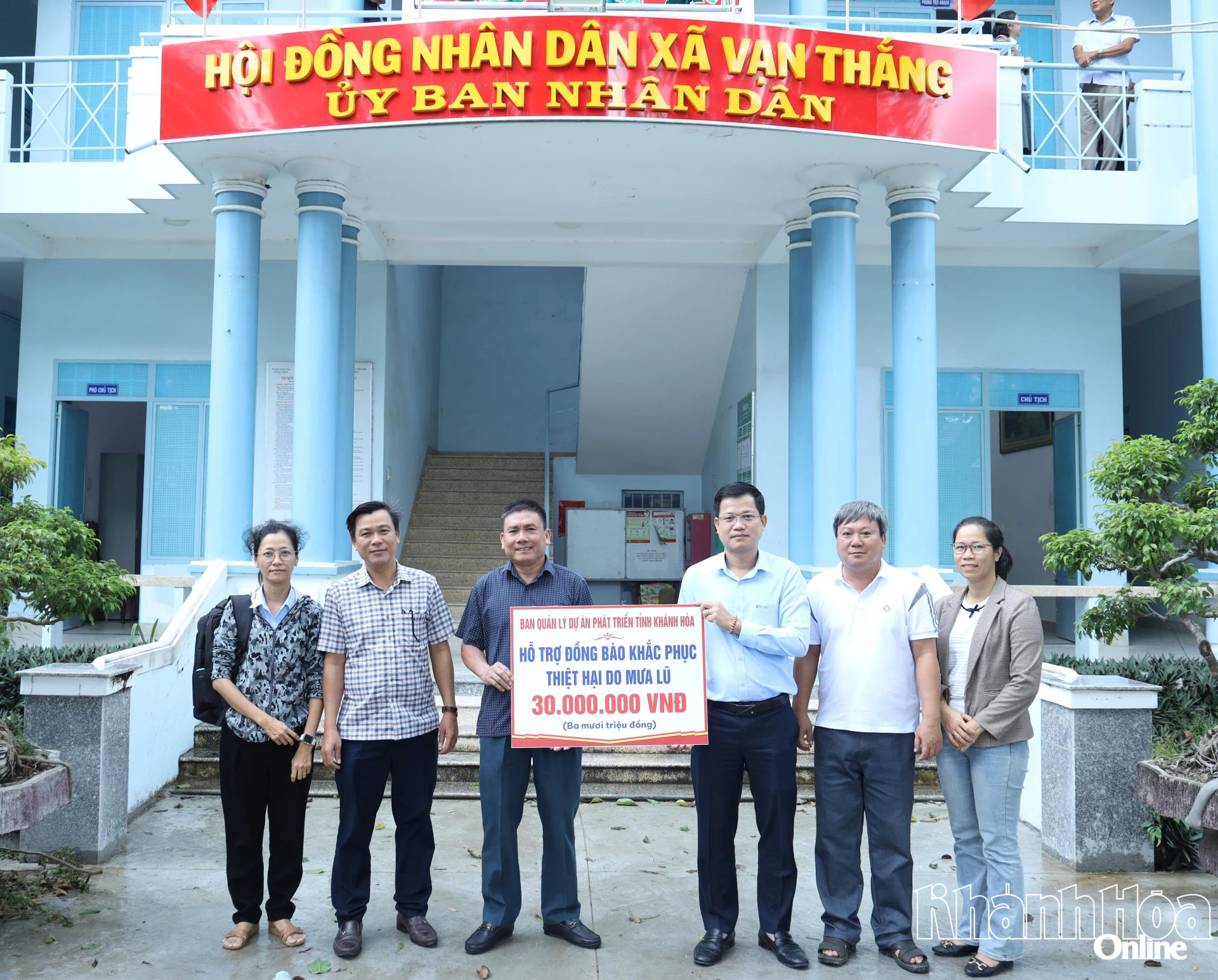 省開発プロジェクト管理委員会のリーダーたちは、ヴァンタン村の人々が洪水による被害を克服できるよう支援するための象徴的な銘板を贈呈した。