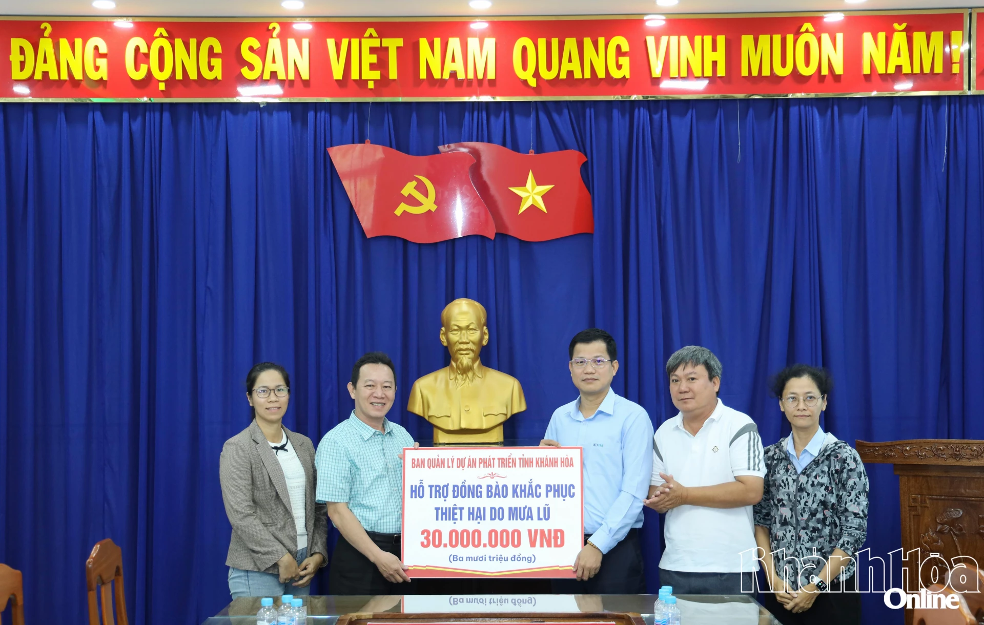 省開発プロジェクト管理委員会のリーダーたちは、トゥボン村の人々が洪水被害を克服できるよう支援するための象徴的なボードを贈呈した。