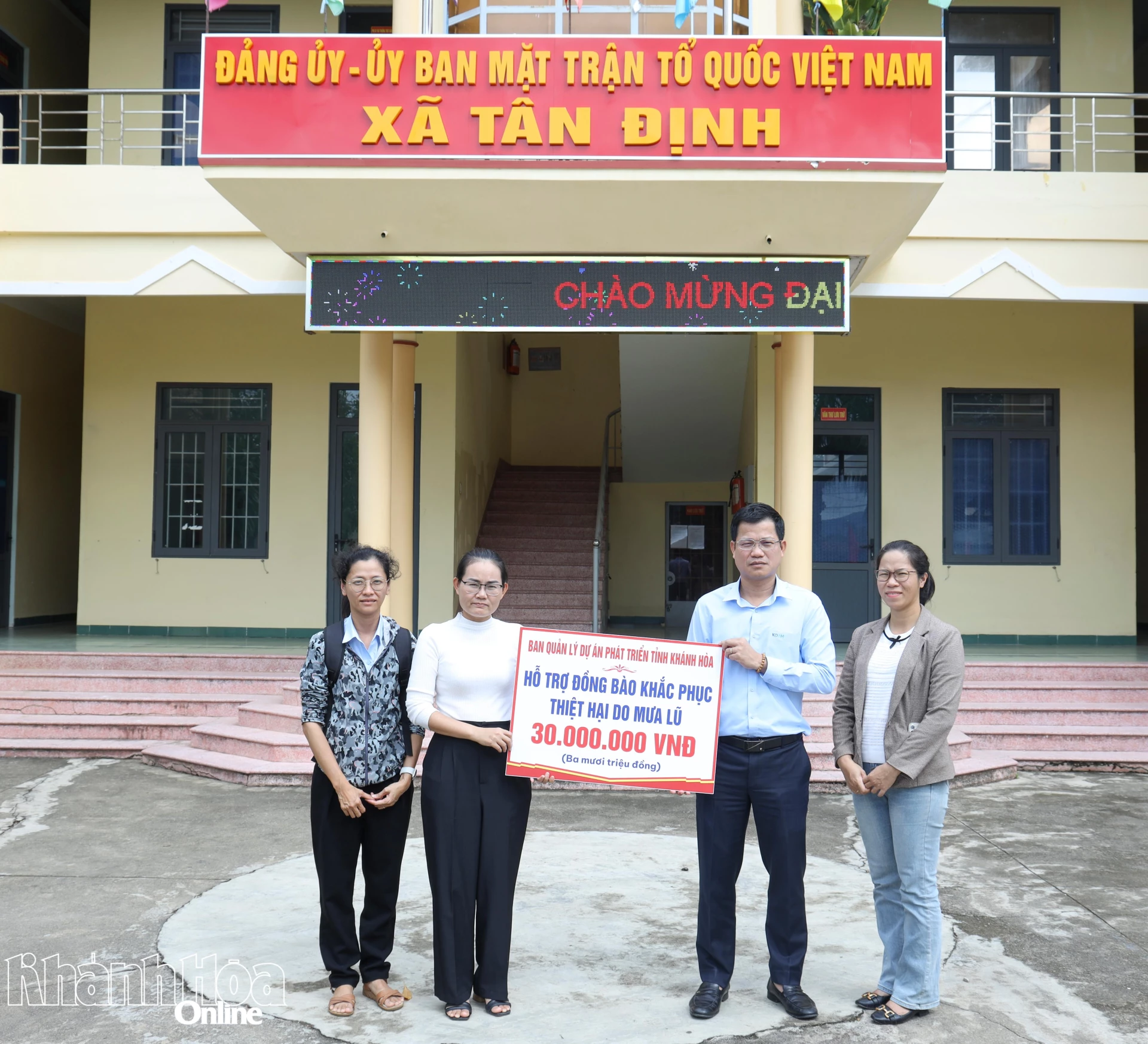 省開発プロジェクト管理委員会のリーダーたちは、タンディン村の人々が洪水被害を克服できるよう支援するための象徴的なボードを贈呈した。