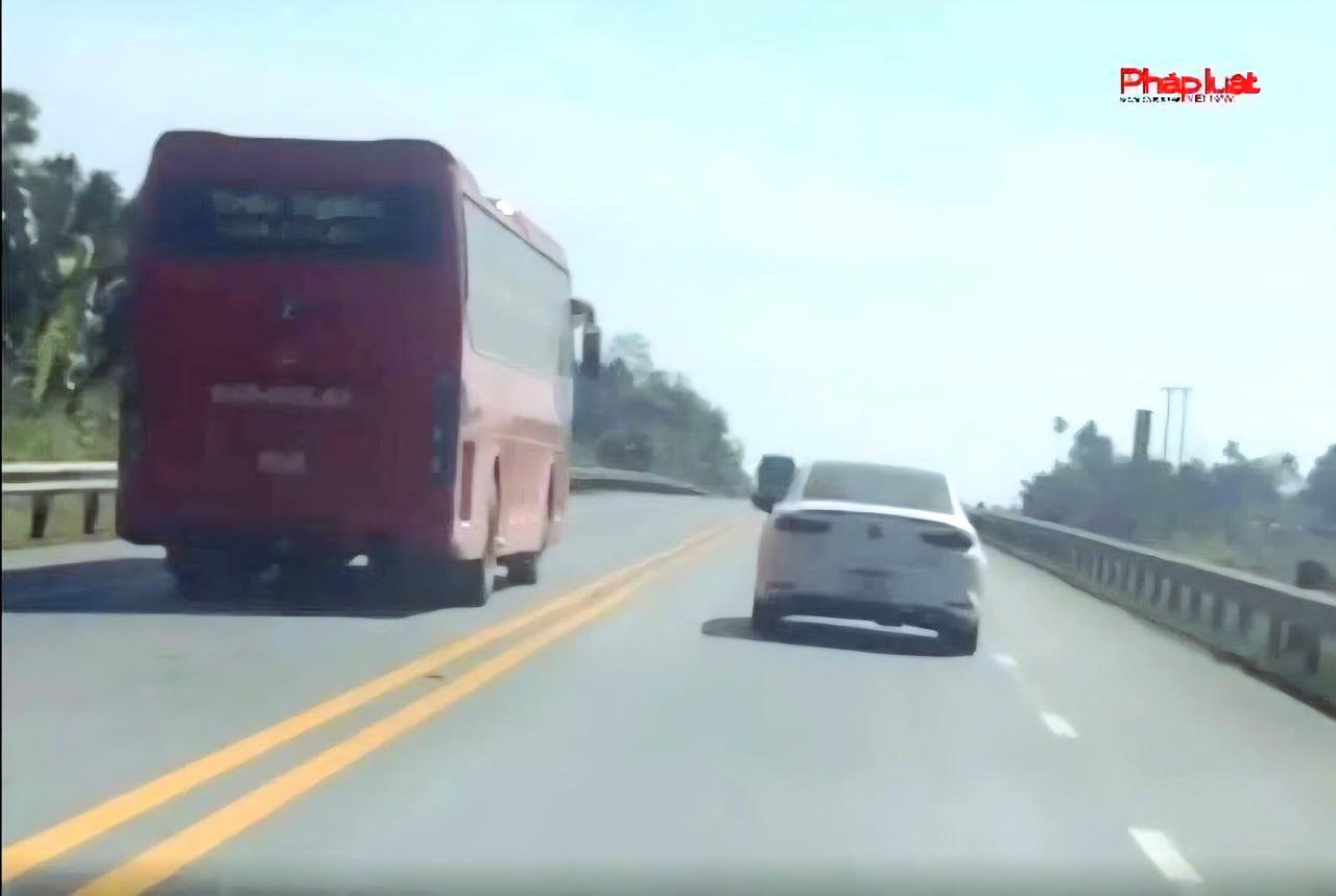 前方に２台の乗用車が高速で対向車線を走っていたにもかかわらず、運転手は追い越しをするために反対車線に車を走らせた。