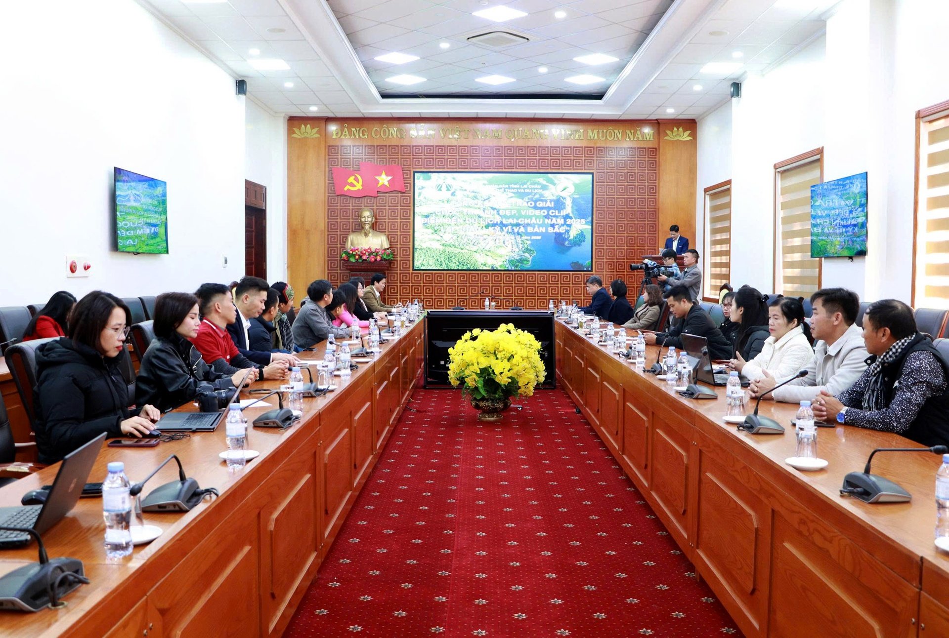 Scena ceremoniei de închidere și a ceremoniei de premiere a concursului de fotografii și videoclipuri ale destinației turistice Lai Chau 2025, cu tema „Lai Chau - Magnific și Unic”. Quang cảnh buổi tổng kết và trao giải Cuộc thi ảnh đẹp, video clip điểm đến du lịch Lai Châu năm 2025 với chủ đề “Lai Châu - Kỳ vĩ và bản sắc”.