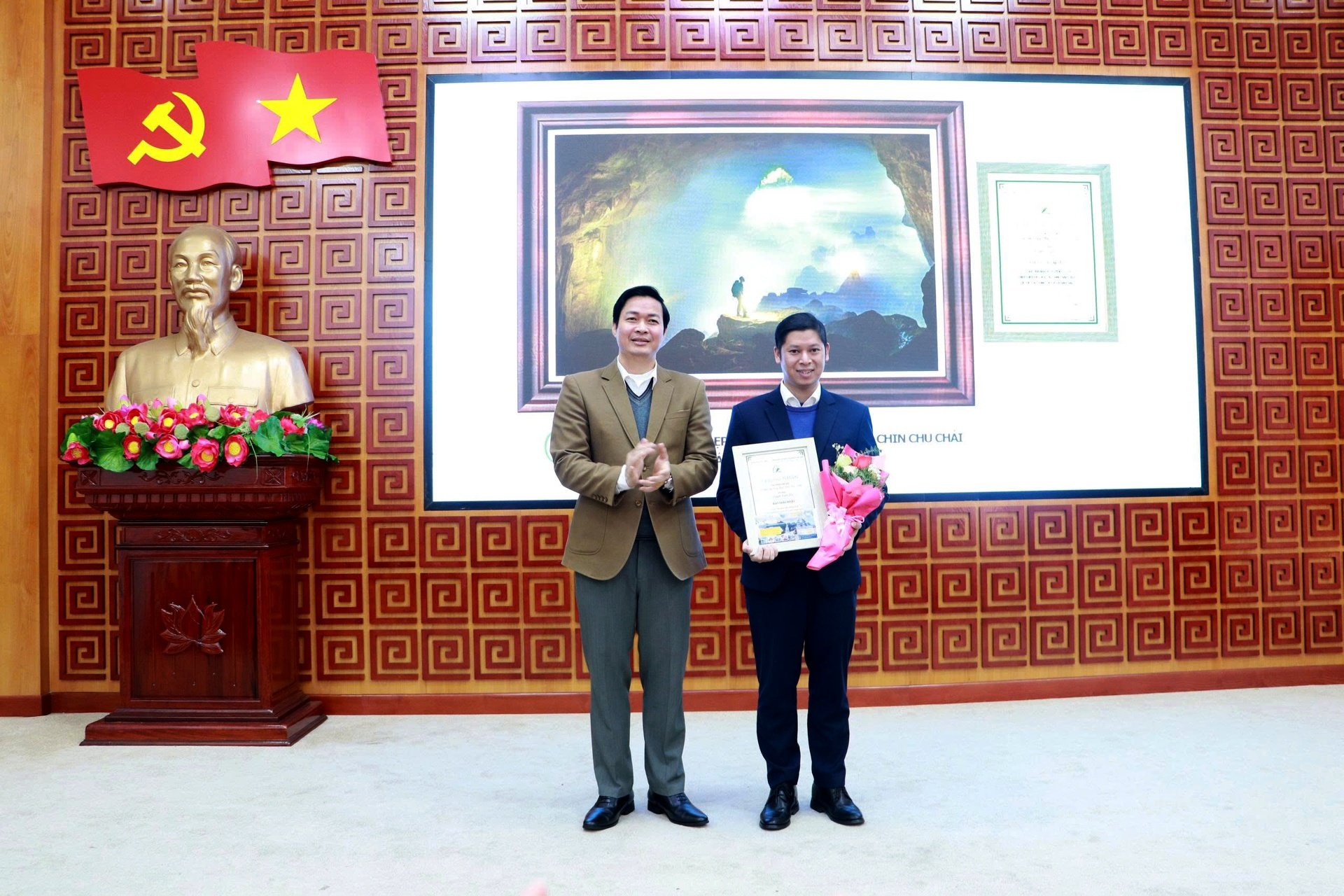 Tovarășa Nguyen Dinh Toan - șef adjunct al Departamentului de Propagandă și Mobilizare în Masă al Comitetului Provincial al Partidului - a acordat autorului premiul întâi la categoria cea mai bună fotografie. Đồng chí Nguyễn Đình Toán - Phó trưởng Ban Tuyên giáo và Dân vận Tỉnh ủy trao giải nhất cho tác giả ở hạng ảnh đẹp.