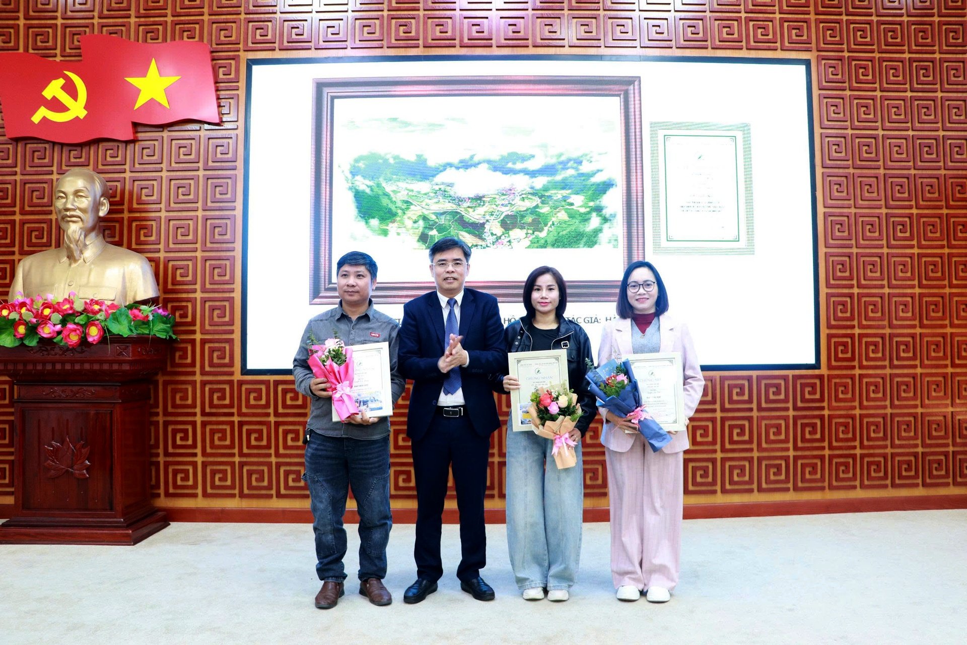 Tovarășul Tran Quang Khang - director adjunct al Departamentului de Cultură, Sport și Turism a acordat autorilor premiul al doilea la categoria fotografii frumoase. Đồng chí Trần Quang Kháng - Phó Giám đốc Sở Văn hóa, Thể thao và Du lịch trao giải nhì cho các tác giả ở hạng mục ảnh đẹp.