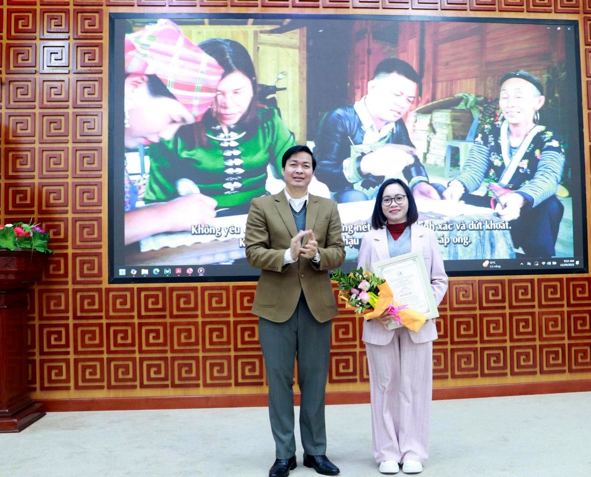 Tovarășa Nguyen Dinh Toan - șef adjunct al Departamentului de Propagandă și Mobilizare în Masă al Comitetului Provincial al Partidului a acordat autorului premiul al doilea la categoria video. Đồng chí Nguyễn Đình Toán - Phó trưởng Ban Tuyên giáo và Dân vận Tỉnh ủy trao giải nhì cho tác giả ở hạng mục video.