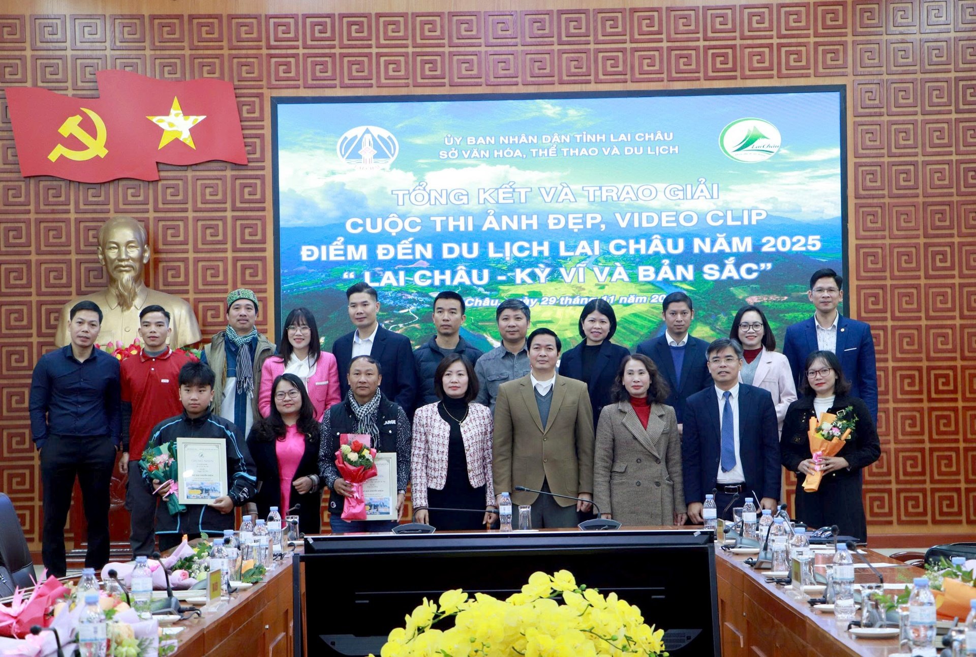 Delegații fac fotografii amintire cu autorii câștigători. Đại biểu chụp ảnh lưu niệm với các tác giả đạt giải.