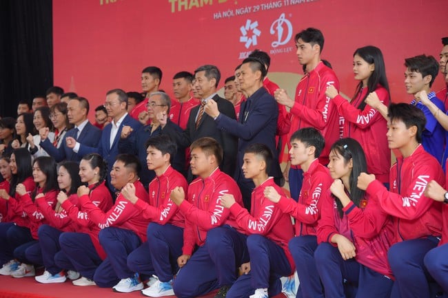 Ra mắt trang phục Đoàn Thể thao Việt Nam tại SEA Games 33 - Ảnh 1.