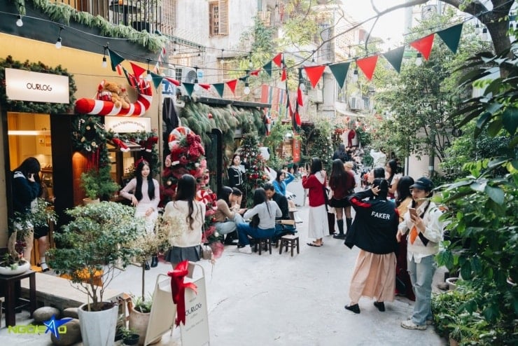 اصطفوا لالتقاط صور عيد الميلاد في زقاق على الطراز الكوري بطول 100 متر - 1