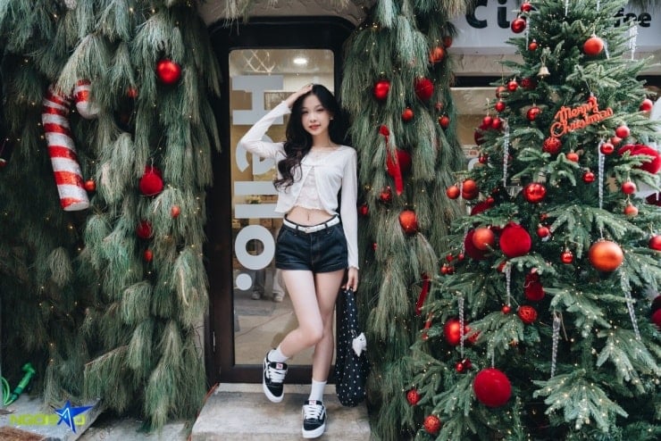 اصطفوا لالتقاط صور عيد الميلاد في زقاق على الطراز الكوري بطول 100 متر - 7