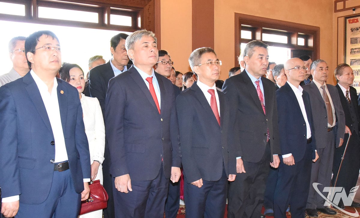 Para pemimpin, pejabat Perusahaan Saham Gabungan Besi dan Baja Thai Nguyen dan para delegasi mempersembahkan dupa untuk mengenang Presiden Ho Chi Minh sebelum memasuki pertemuan.