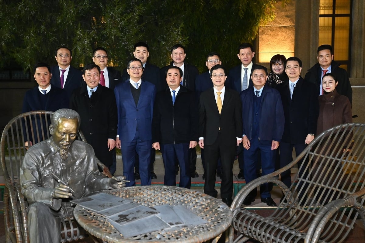 농업환경부 대표단은 11월 26일 저녁 중국에 도착하자마자 베이징 주재 베트남 대사관 구내에서 작업 중인 호치민 주석 동상 옆에서 팜탄빈 대사와 함께 사진을 찍었다. 사진: 퉁딘 Đoàn công tác của Bộ Nông nghiệp và Môi trường chụp ảnh cùng Đại sứ Phạm Thanh Bình bên Tượng Bác Hồ làm việc trong khuôn viên Đại sứ quán Việt Nam ở Bắc Kinh ngay sau khi đến Trung Quốc vào chiều tối 26/11. Ảnh: Tùng Đinh.