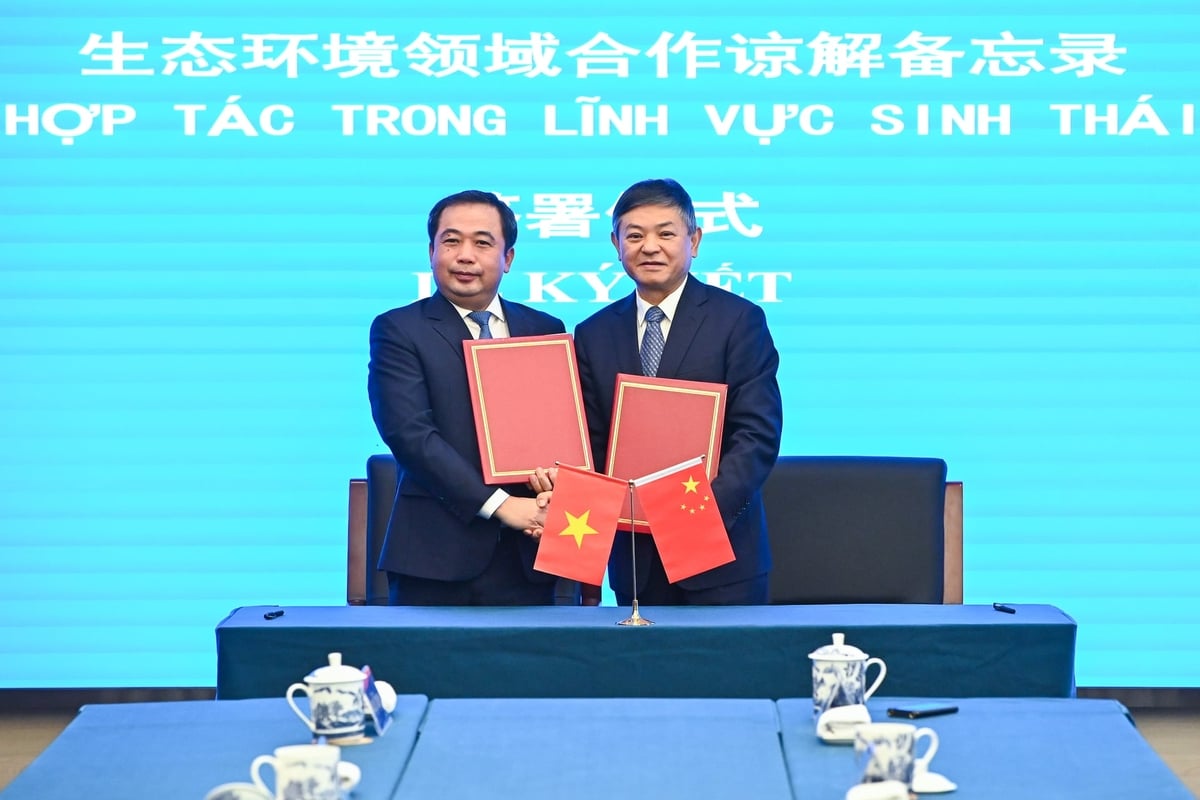 생태 및 환경 분야 협력에 관한 양해각서(MoU)는 11월 28일 오전 중국 생태환경부에서 체결되었습니다. 사진: 퉁딘 MoU về hợp tác trong các lĩnh vực sinh thái và môi trường được ký kết tại Bộ Sinh thái và Môi trường Trung Quốc sáng 28/11. Ảnh: Tùng Đinh.