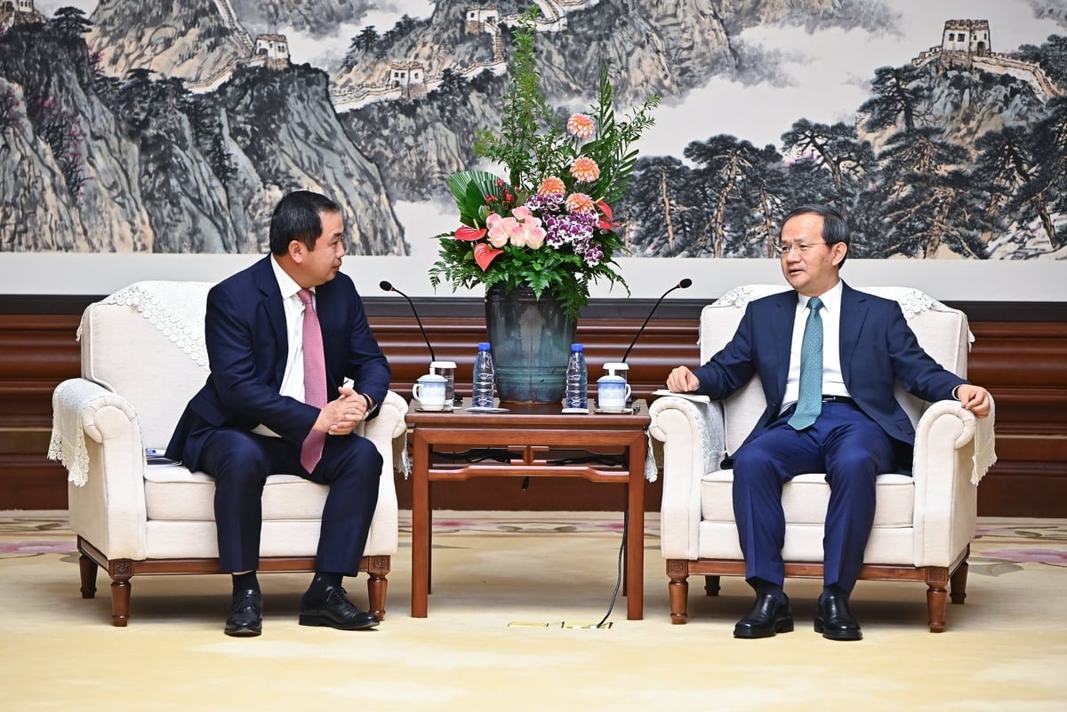 쩐득탕 장관은 11월 27일 오후 베이징 시장 안중과 대기 오염 처리 경험에 대해 논의했습니다. 사진: 퉁딘 Bộ trưởng Trần Đức Thắng trao đổi với Thị trưởng thành phố Bắc Kinh Ân Dũng về kinh nghiệm xử lý ô nhiễm không khí chiều 27/11. Ảnh: Tùng Đinh.