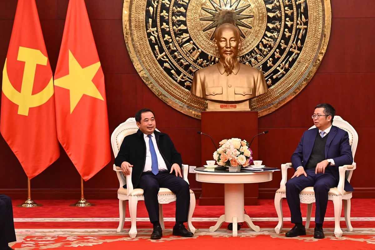 쩐득탕(Tran Duc Thang) 장관은 8월 26일 오후 팜탄빈(Pham Thanh Binh) 대사와 면담을 갖고, 베이징 주재 베트남 대사관이 농업 및 환경 분야와 중국 파트너 간의 연계를 지원해 주기를 희망했습니다. 사진: 퉁딘(Tung Dinh) Bộ trưởng Trần Đức Thắng trao đổi với Đại sứ Phạm Thanh Bình chiều 26/8, mong muốn Đại sứ quán Việt Nam tại Bắc Kinh hỗ trợ kết nối cho ngành nông nghiệp và môi trường với các đối tác Trung Quốc. Ảnh: Tùng Đinh.