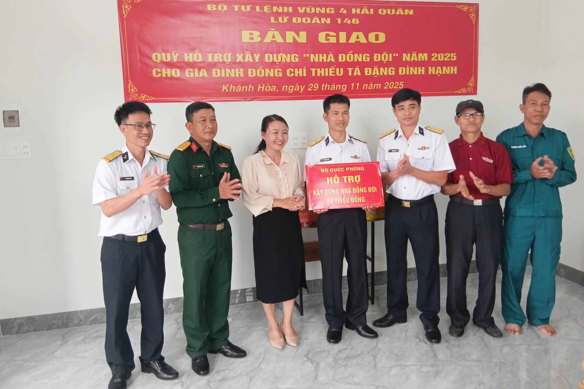 Представники бригади передали солдатам кошти на підтримку Будинків товаришів.