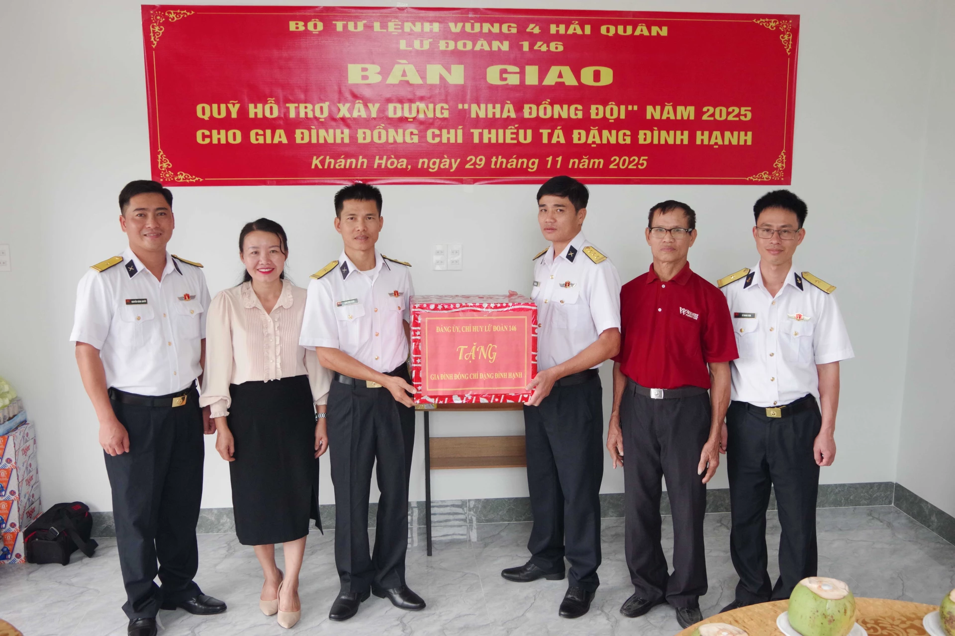 Підполковник Нгуєн Зуй Ба вручає подарунки від партійного комітету та командування 146-ї бригади родині солдата.