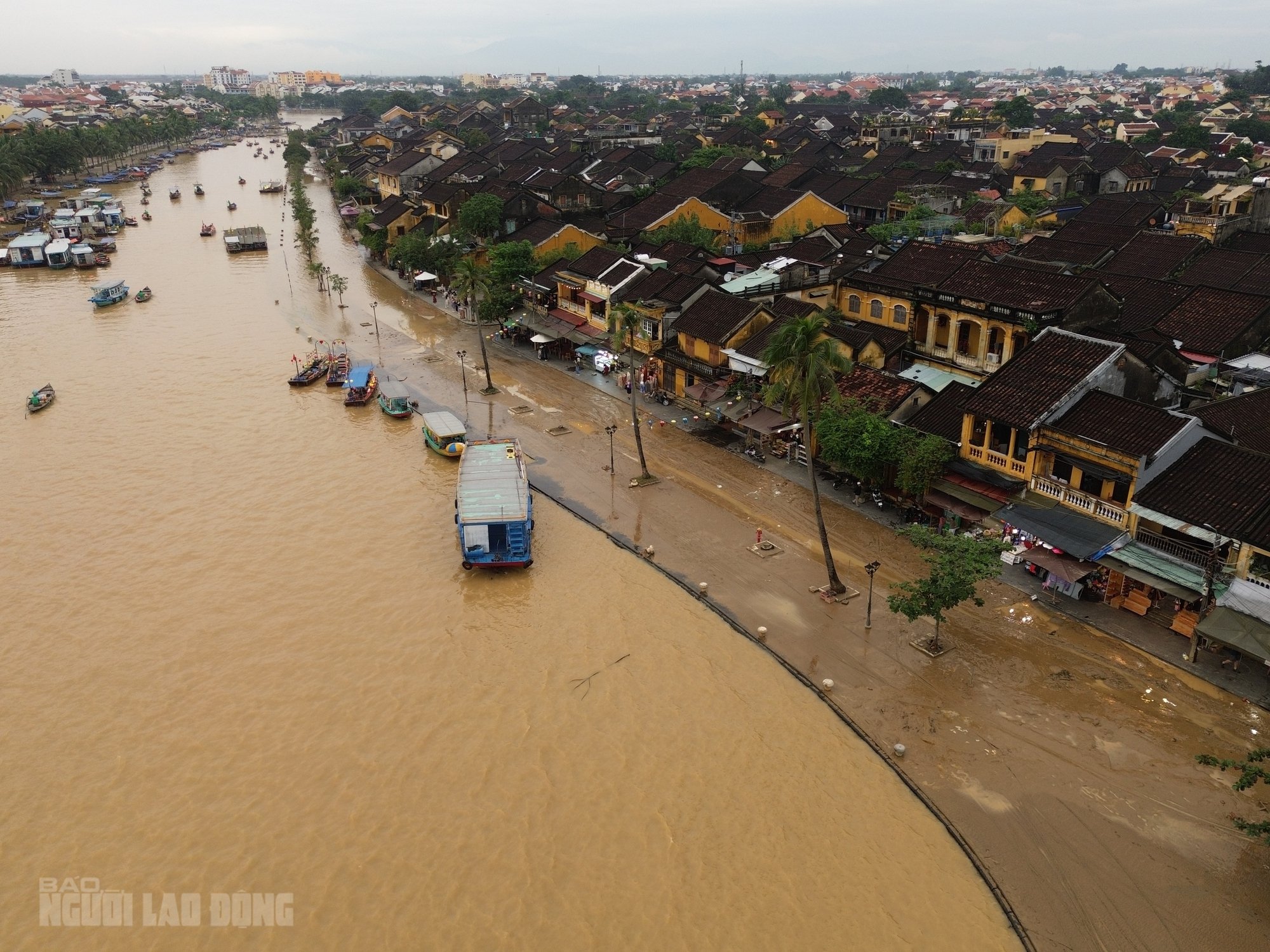 Hội An dọn dẹp sau lũ khẩn trương phục hồi sinh hoạt và vệ sinh đô thị - Ảnh 1.