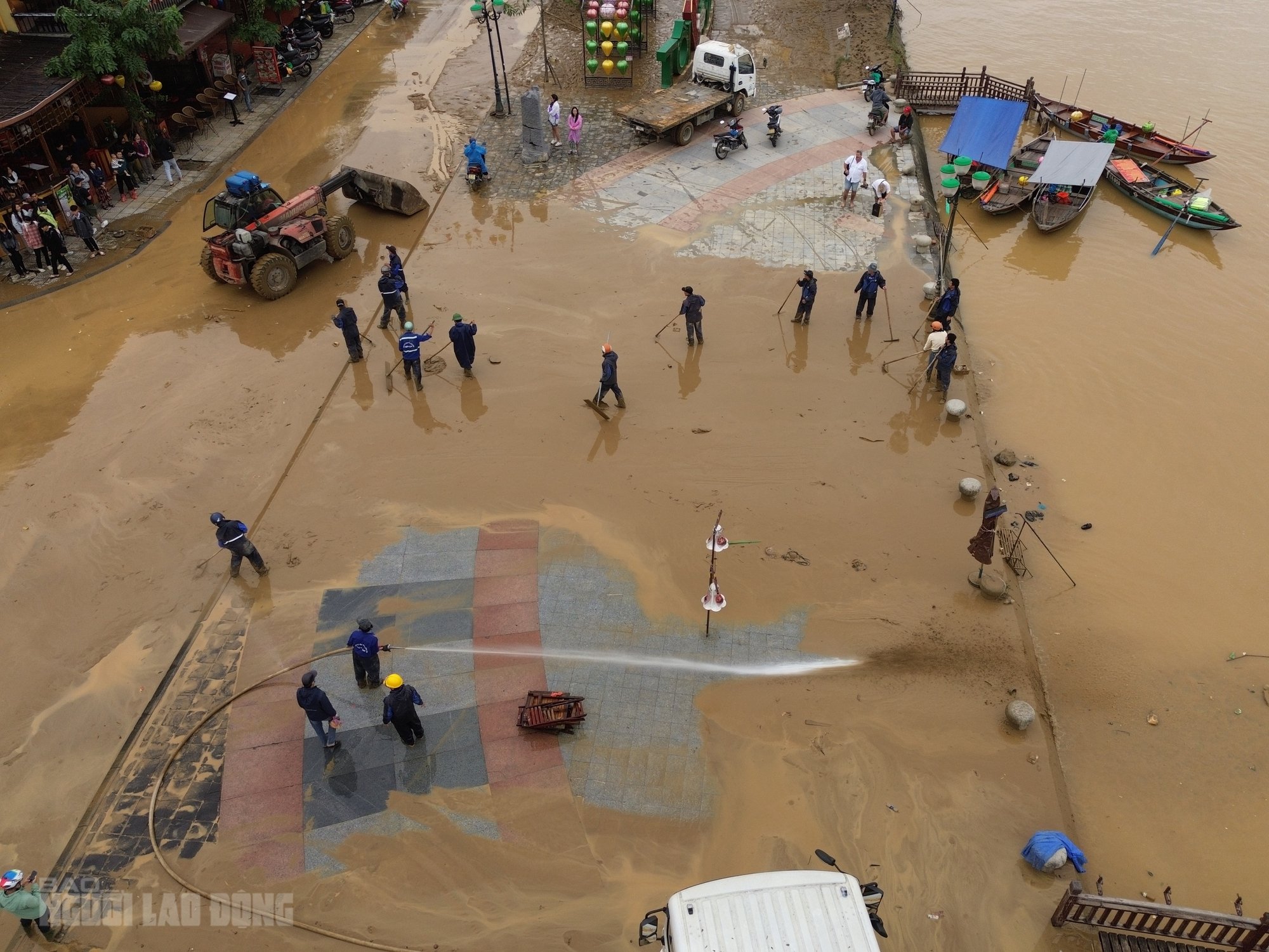 Hội An dọn dẹp sau lũ khẩn trương phục hồi sinh hoạt và vệ sinh đô thị - Ảnh 3.