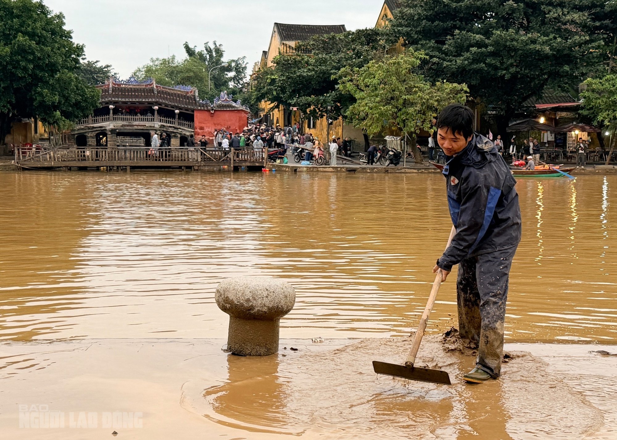 Hội An dọn dẹp sau lũ khẩn trương phục hồi sinh hoạt và vệ sinh đô thị - Ảnh 5.
