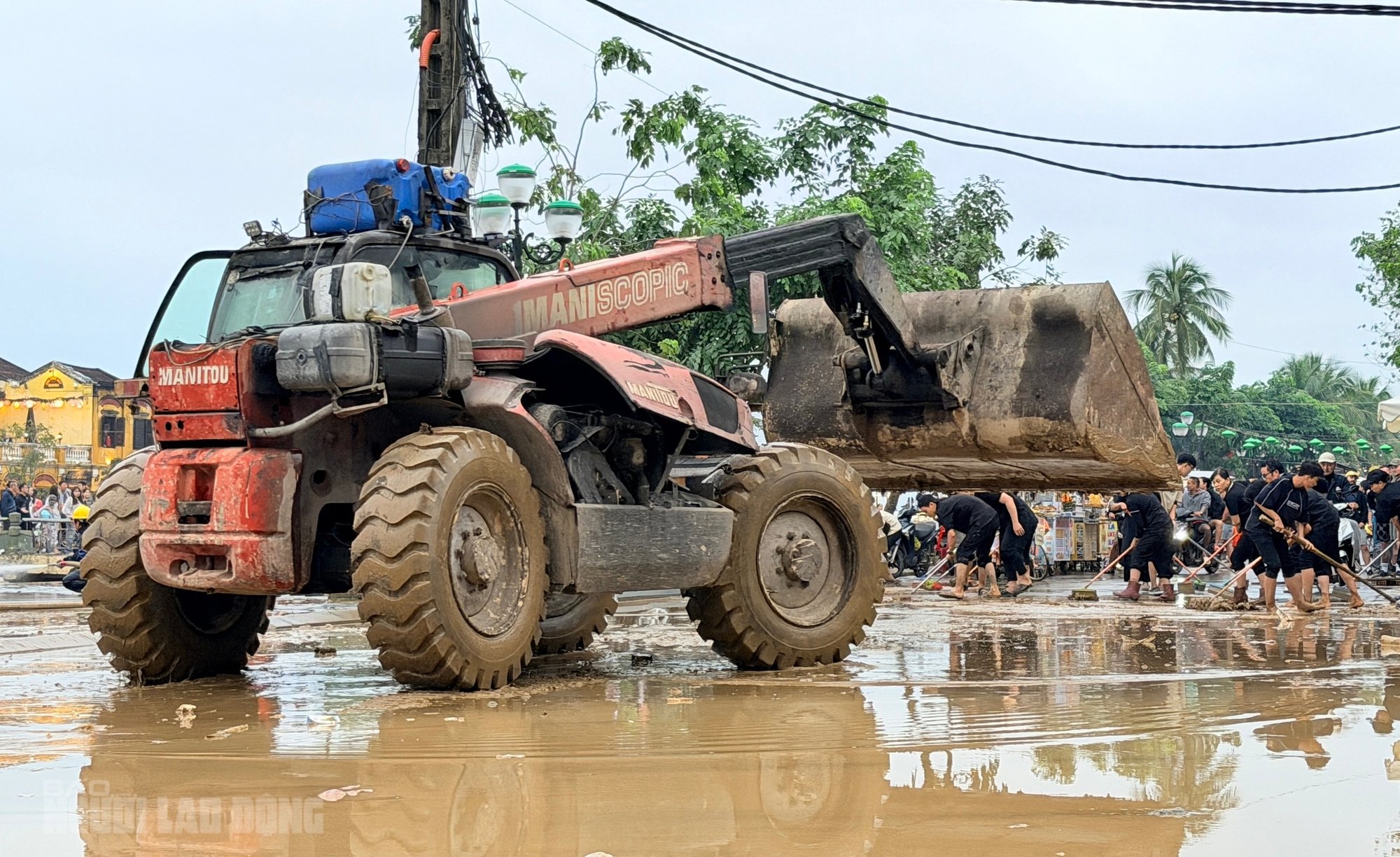 Hội An dọn dẹp sau lũ khẩn trương phục hồi sinh hoạt và vệ sinh đô thị - Ảnh 6.