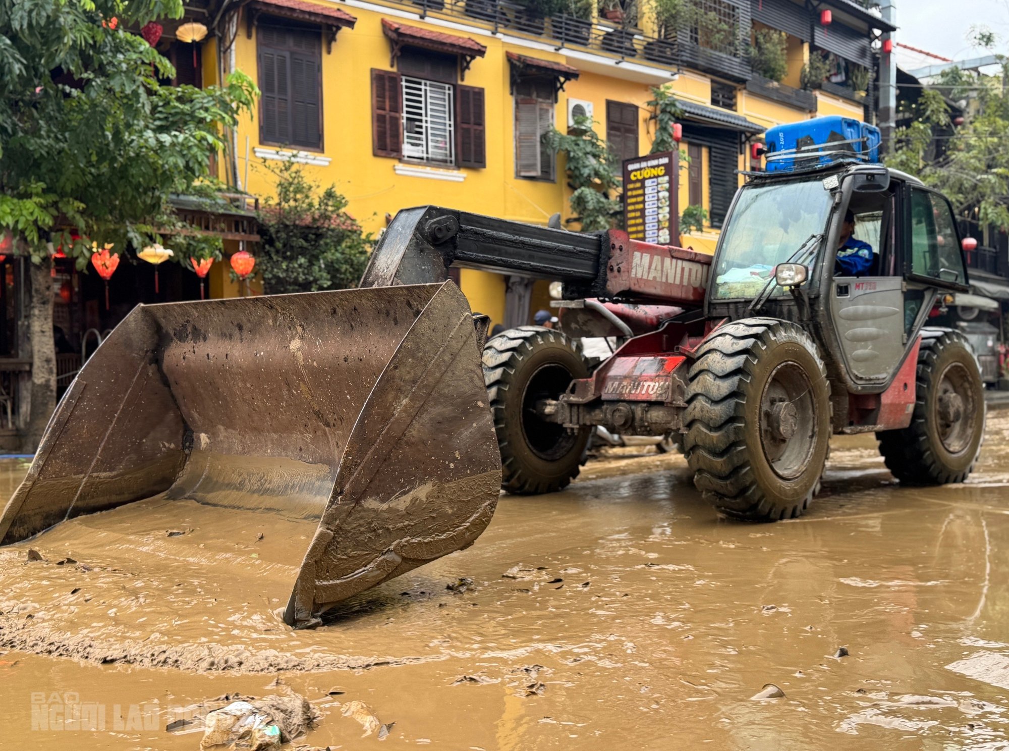 Hội An dọn dẹp sau lũ khẩn trương phục hồi sinh hoạt và vệ sinh đô thị - Ảnh 7.