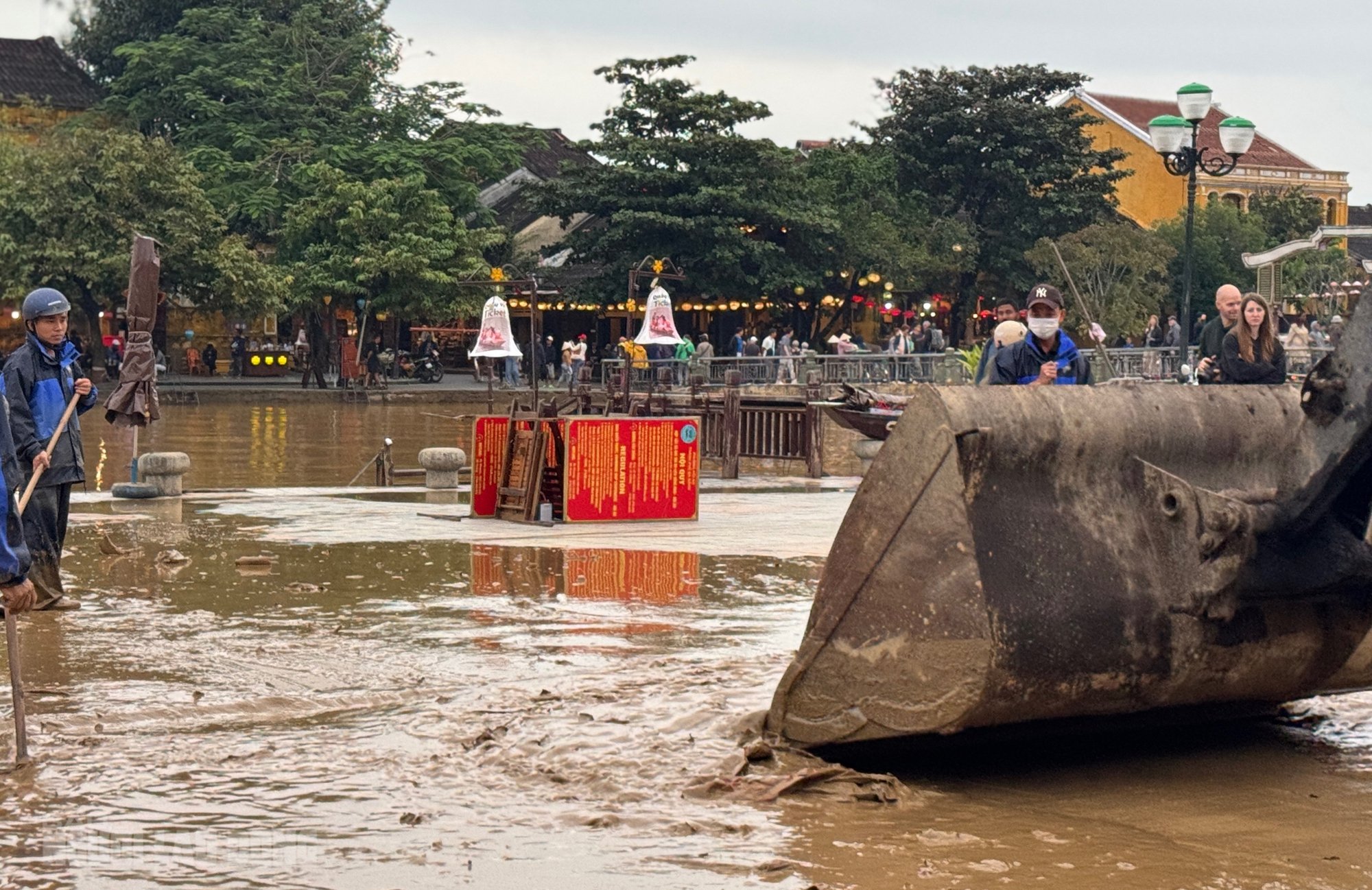 Hội An dọn dẹp sau lũ khẩn trương phục hồi sinh hoạt và vệ sinh đô thị - Ảnh 8.