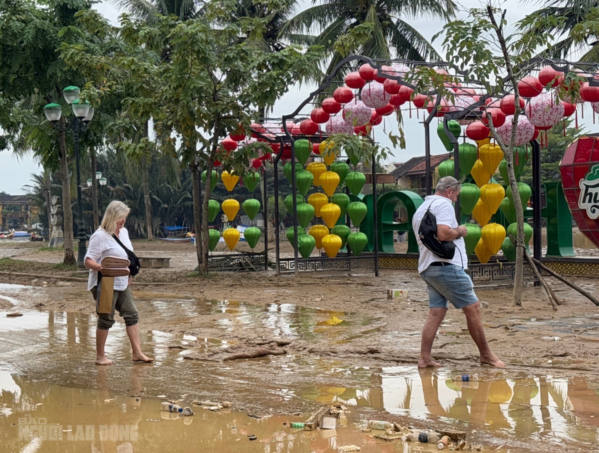 Hội An dọn dẹp sau lũ khẩn trương phục hồi sinh hoạt và vệ sinh đô thị - Ảnh 9.