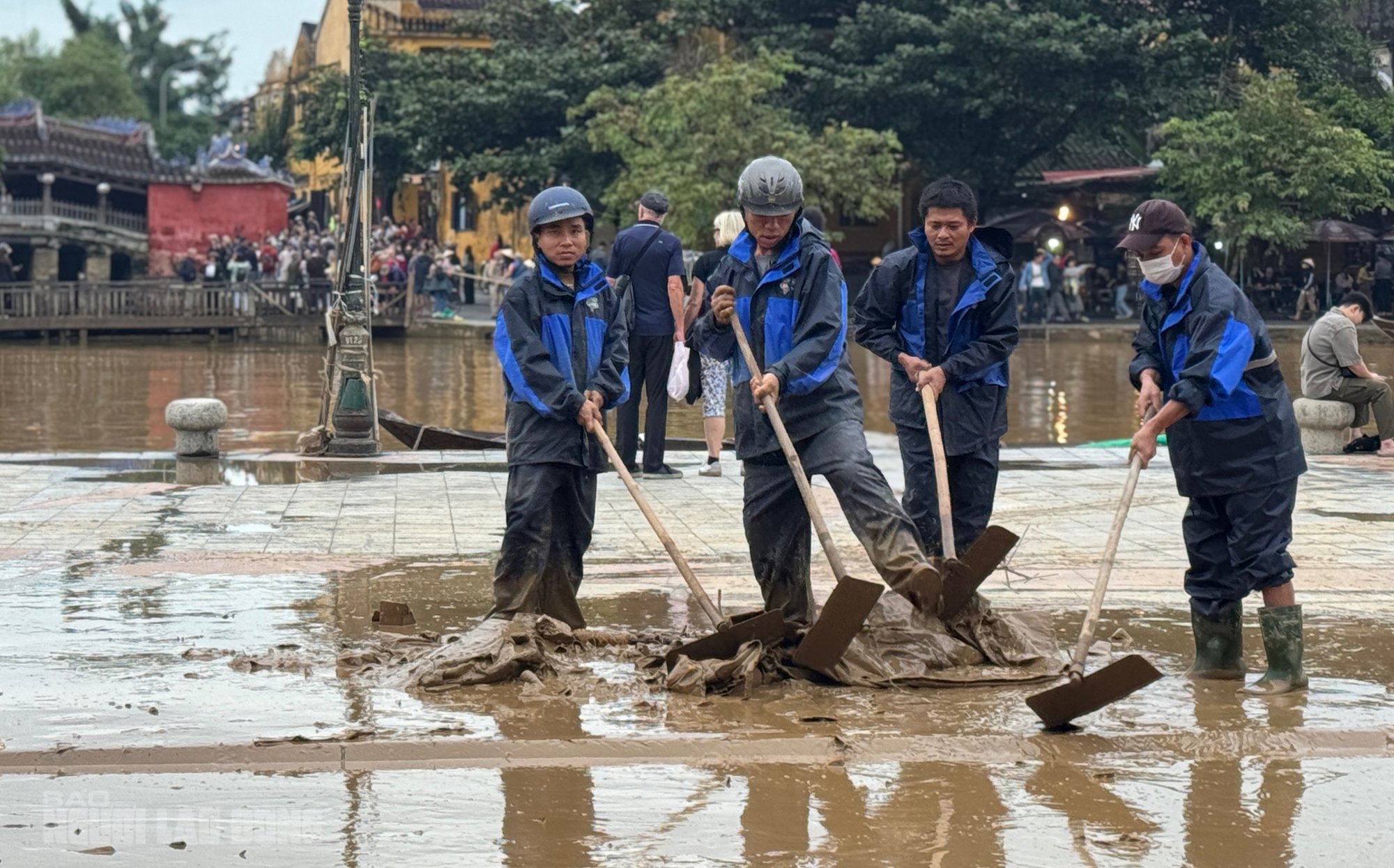 Hội An dọn dẹp sau lũ khẩn trương phục hồi sinh hoạt và vệ sinh đô thị - Ảnh 12.