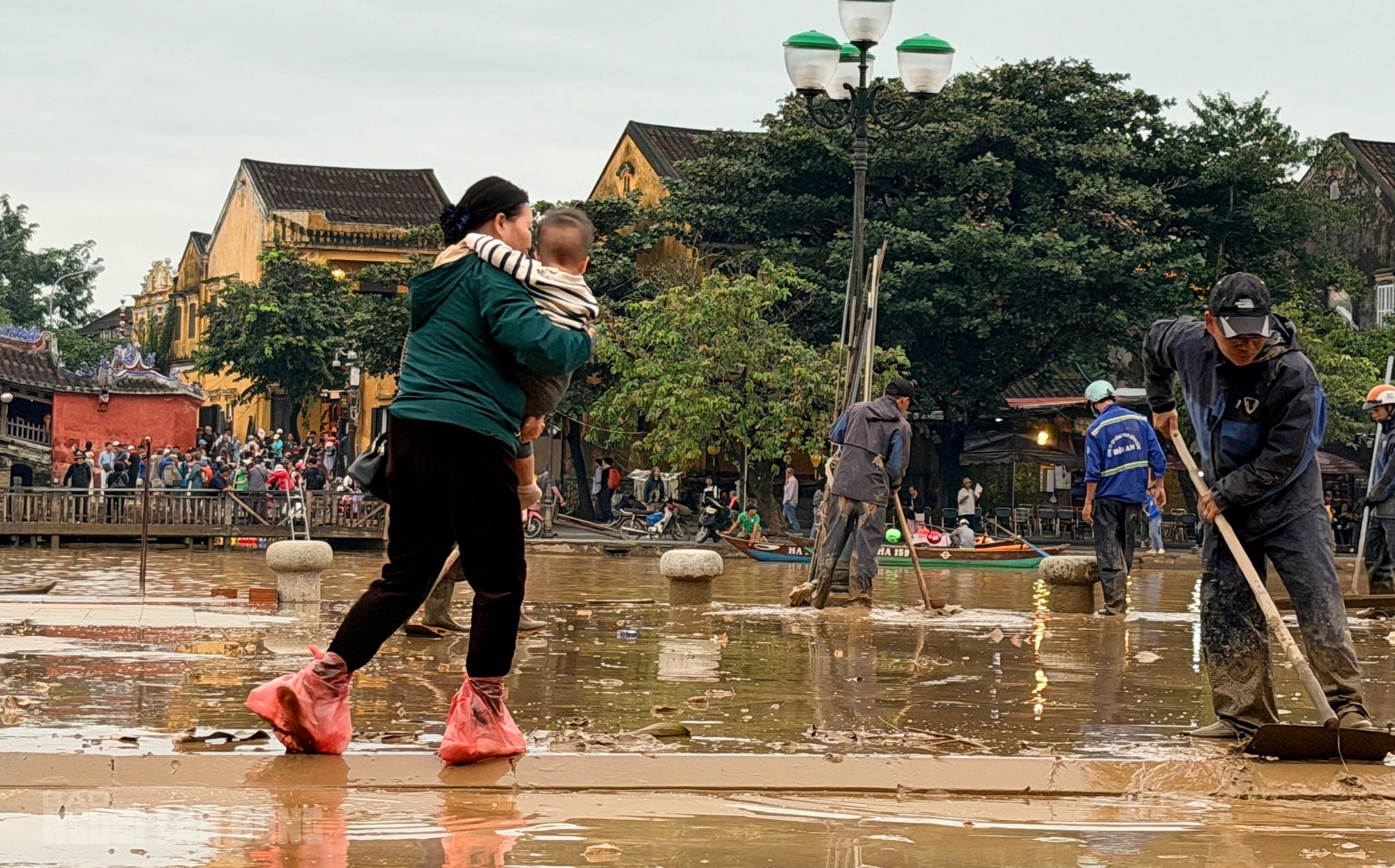 Hội An dọn dẹp sau lũ khẩn trương phục hồi sinh hoạt và vệ sinh đô thị - Ảnh 13.