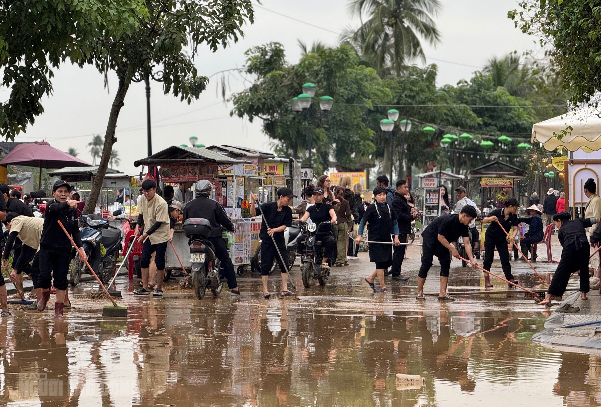 Hội An dọn dẹp sau lũ khẩn trương phục hồi sinh hoạt và vệ sinh đô thị - Ảnh 14.