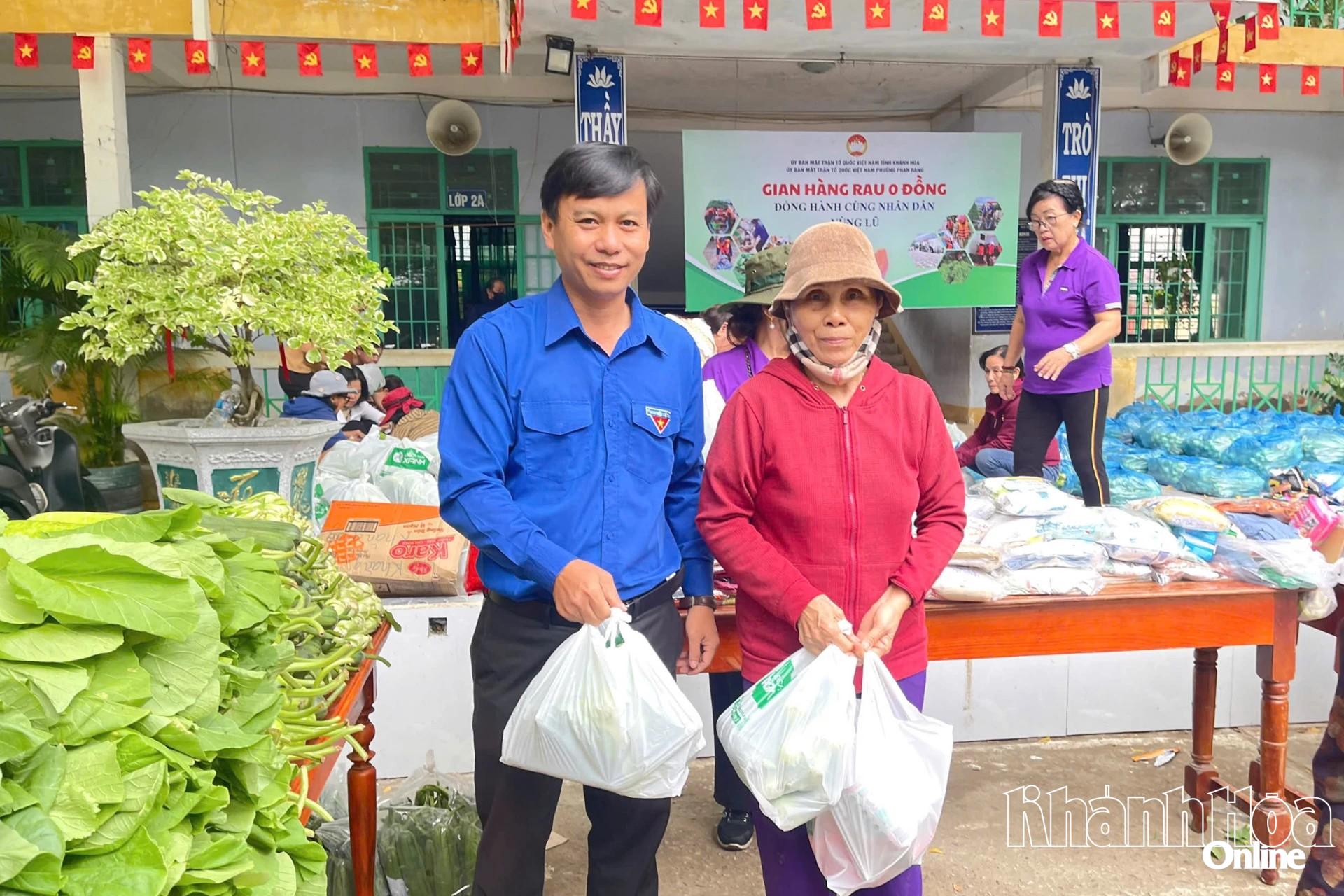 Бесплатная овощная лавка в районе Фан Ранг.