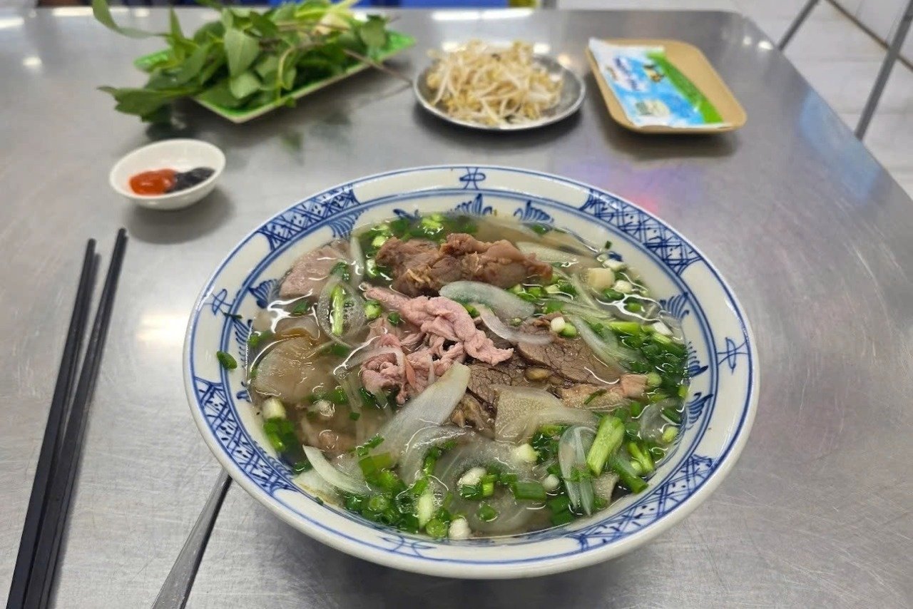 Turiști occidentali, turiști australieni, fratele 1