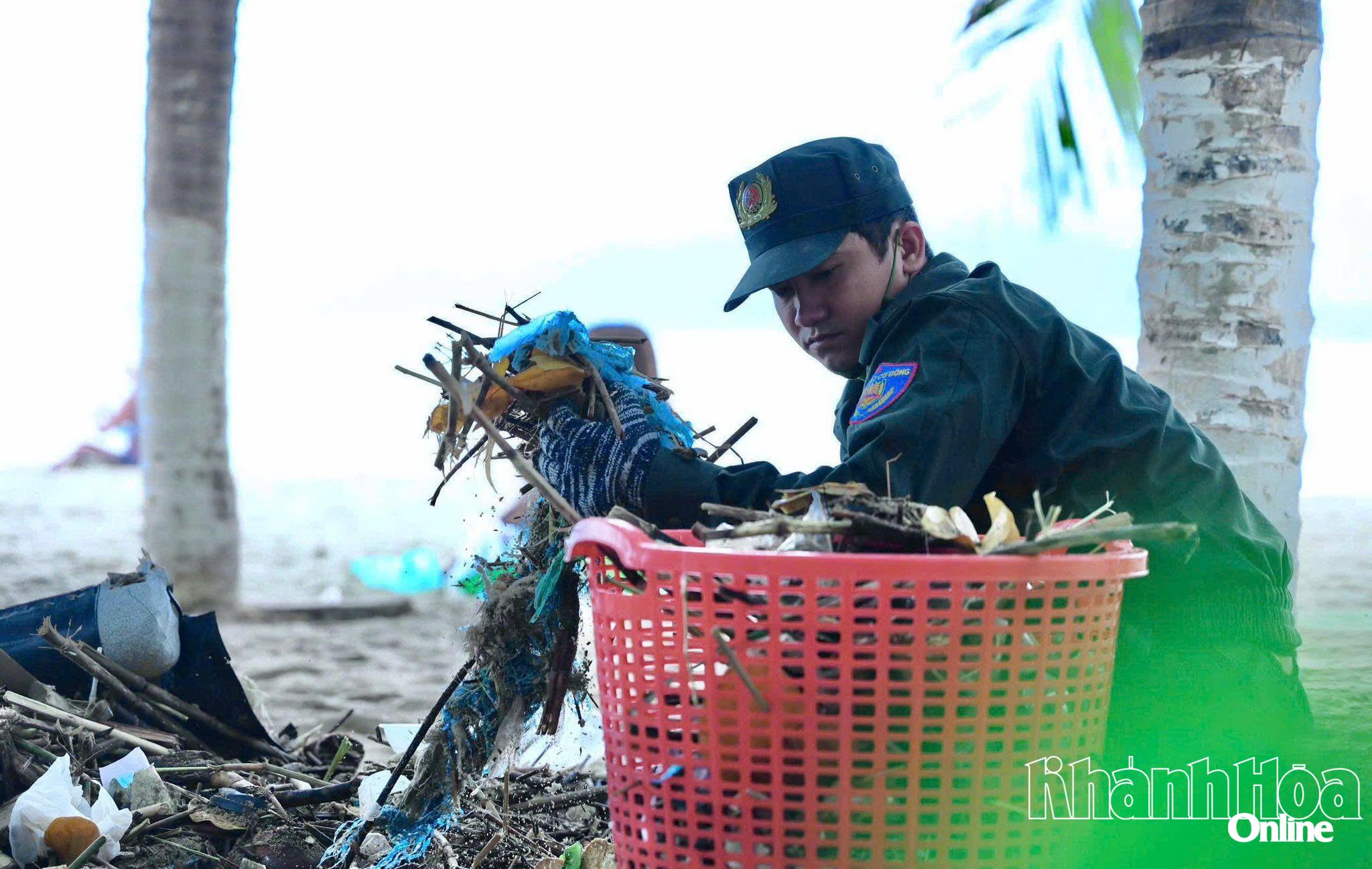 ເຈົ້າໜ້າ​ທີ່​ຕຳຫຼວດ​ເຄື່ອນ​ທີ່ ​ແລະ ທະຫານ​ເລັ່ງ​ເກັບ​ກຳ​ຂີ້​ເຫຍື້ອ​ທຸກ​ປະ​ເພດ ​ແລະ ອະນາໄມ​ຫາດ​ຊາຍ.