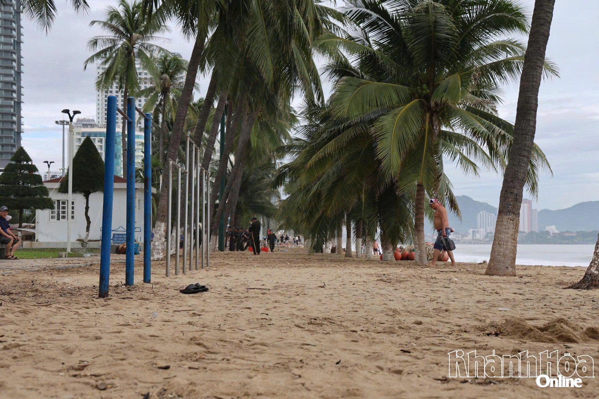 ຫາດຊາຍ Nha Trang ໄດ້ຮັບການອະນາໄມຢ່າງວ່ອງໄວ, ກັບຄືນພູມສັນຖານໃຫ້ສີຂຽວ - ສະອາດ - ສວຍງາມ.