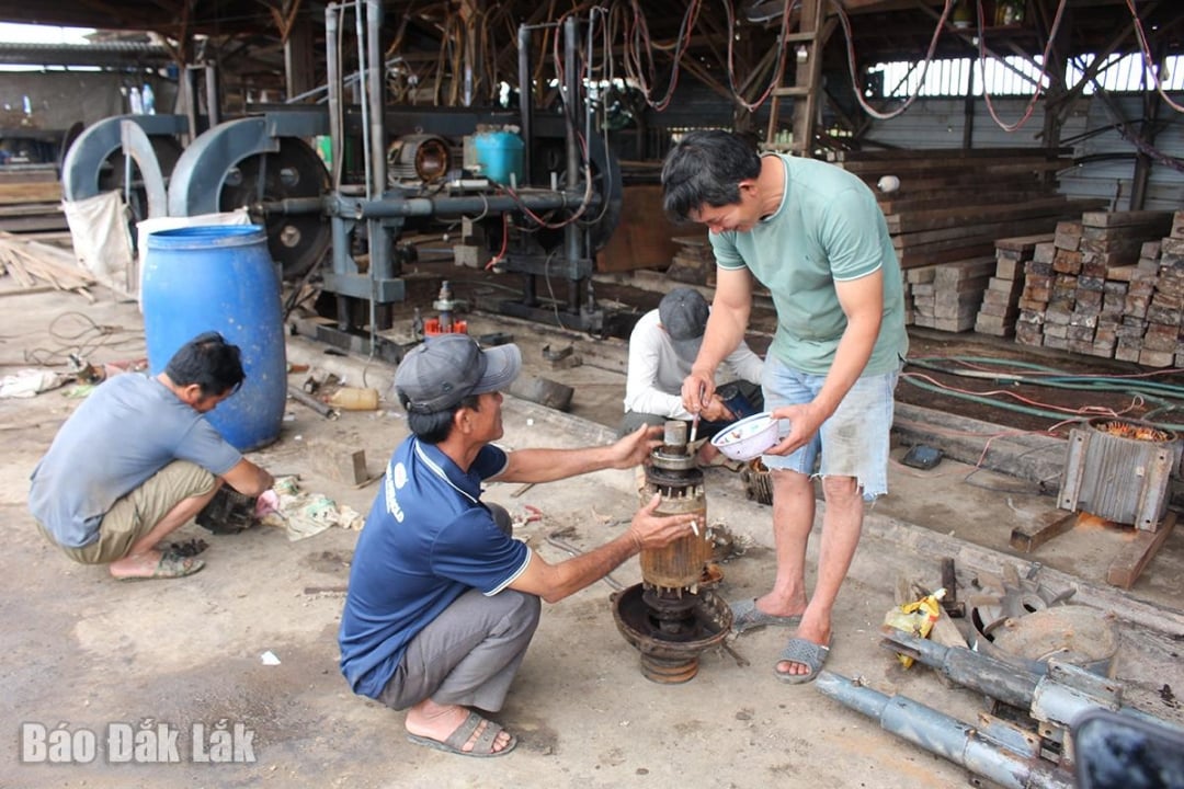 Arbeidere på et snekkerverksted i landsbyen Vinh Phu reparerer skadet utstyr.