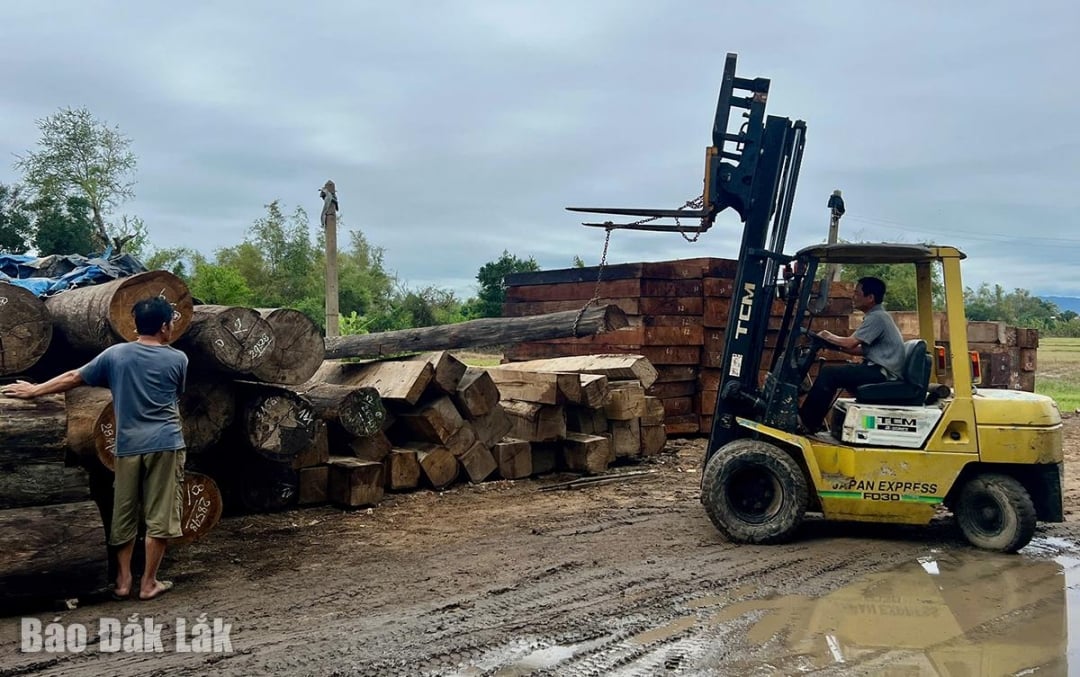 De gjennomvåte trepanelene ble flyttet til et tørt sted av håndverkslandsbyene.