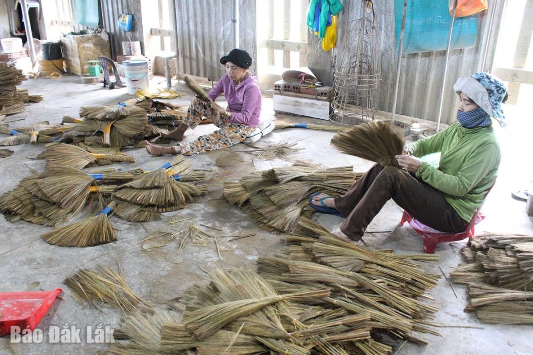 De oversvømte kostebuntene ble fjernet av landsbyboerne og tørket i solen.
