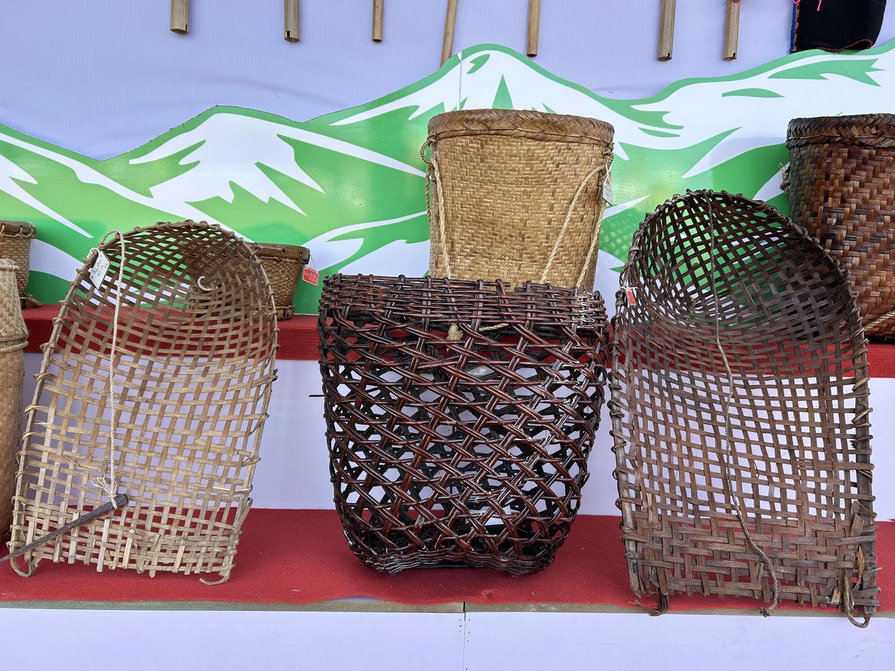 דוכנים המציגים מוצרי מלאכת יד כגון אריגת ברוקד, במבוק וראטן, תכשיטי כסף ועוד מושכים מבקרים רבים.