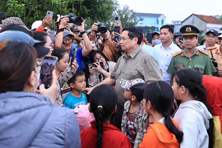 Thủ tướng thăm, động viên người dân tại "rốn lũ" Hòa Thịnh, tỉnh Đắk Lắk- Ảnh 1.