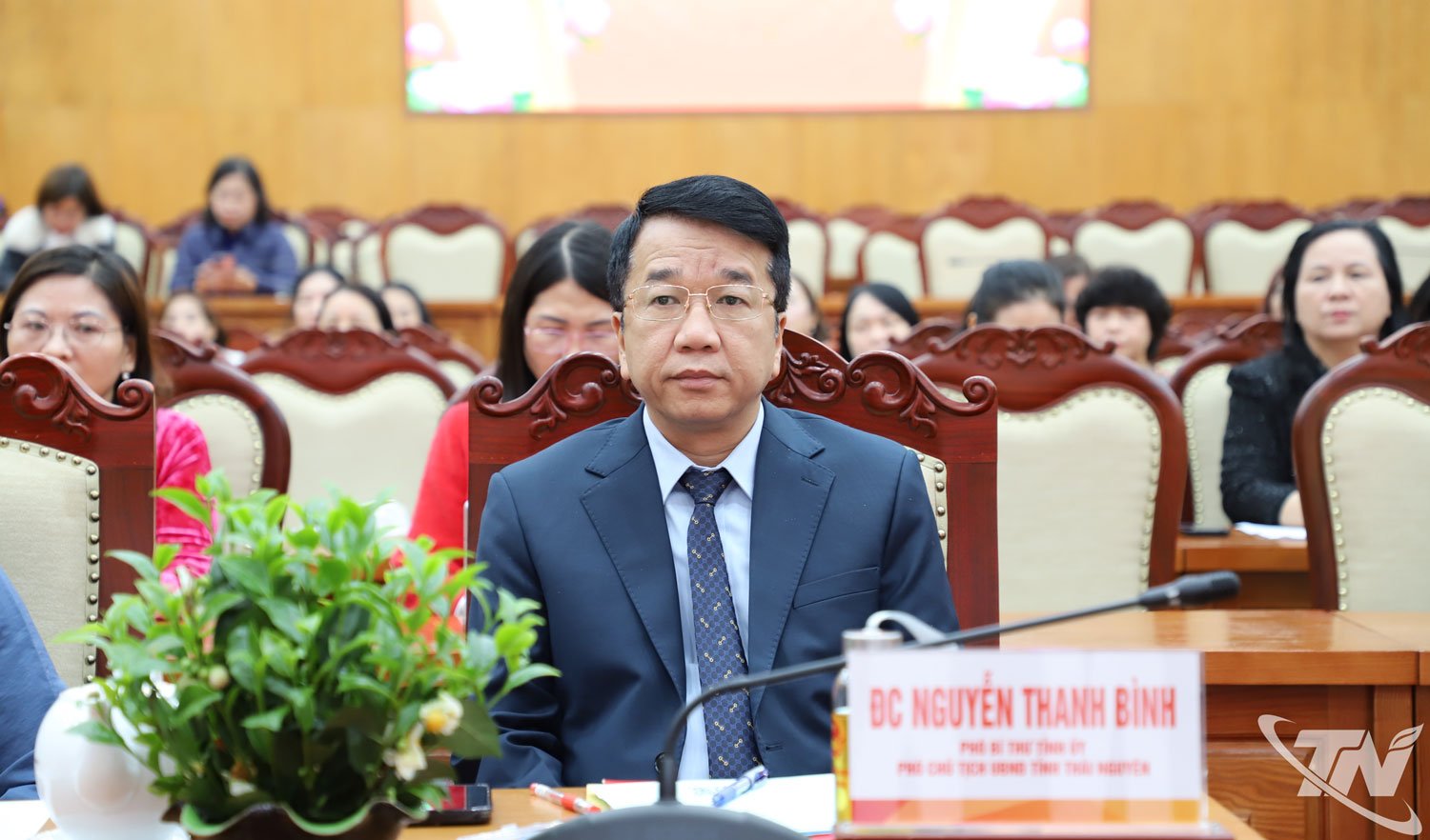 성 당위원회 부서기이자 성 인민위원회 상임부위원장인 응우옌 탄 빈 동지가 대회에 참석했습니다.