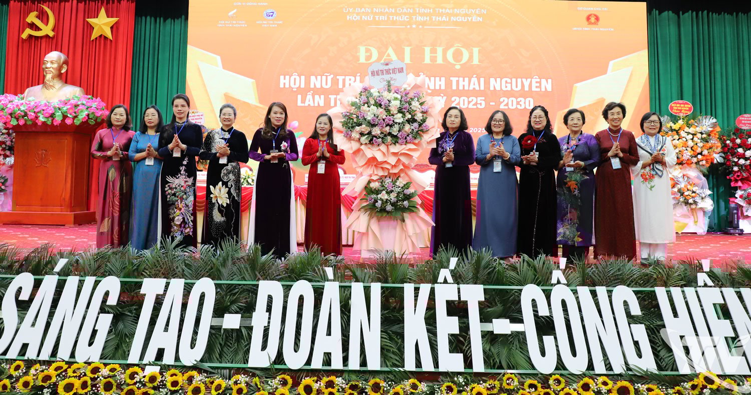 베트남 여성 지식인 협회 지도자들이 대회를 축하하기 위해 꽃을 전달했습니다.