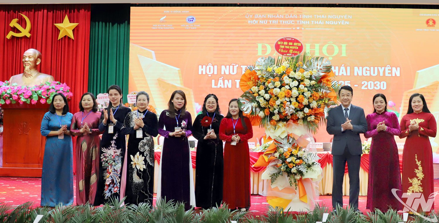 지방 지도자들은 의회에 축하의 꽃을 전달했습니다.