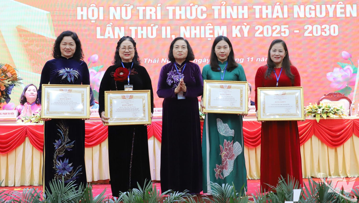 단체와 개인은 베트남 여성 지식인 협회로부터 공로증을 받았습니다.