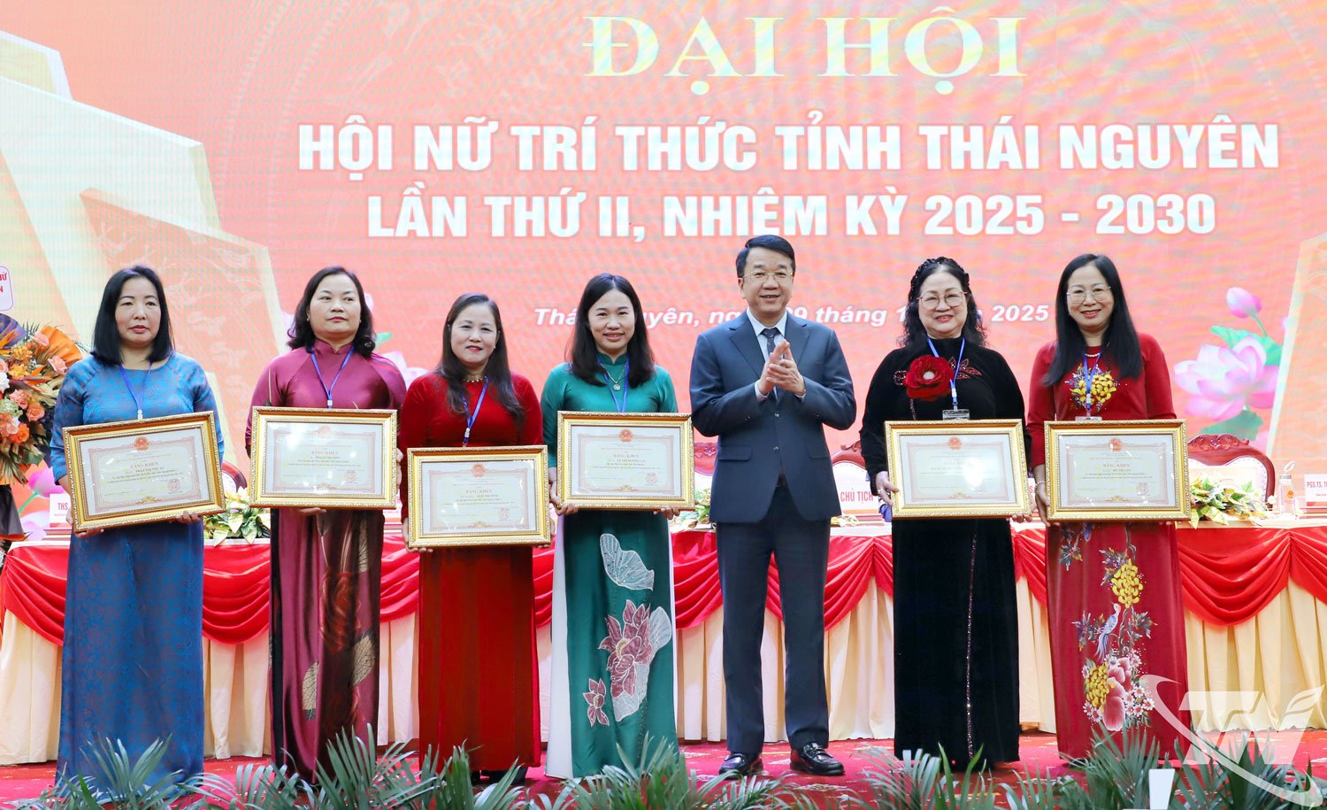 단체 및 개인들은 도인민위원회 위원장으로부터 공로증을 받았습니다.