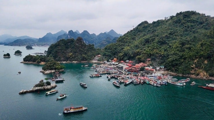 Panoramautsikt över Hoa Binh-sjön med öar som guppar i det klarblå vattnet.