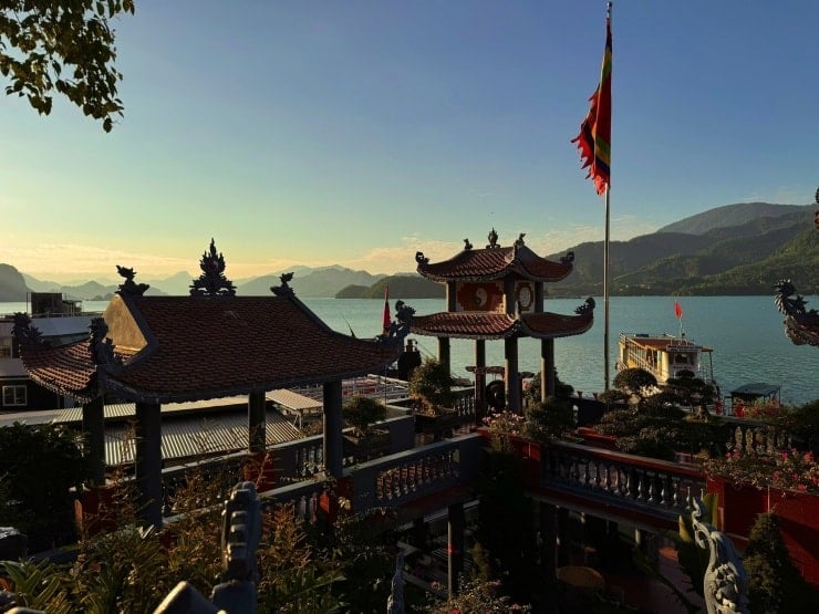 Thac Bo-templet ligger på en kulle med utsikt över Hoa Binh-sjön.