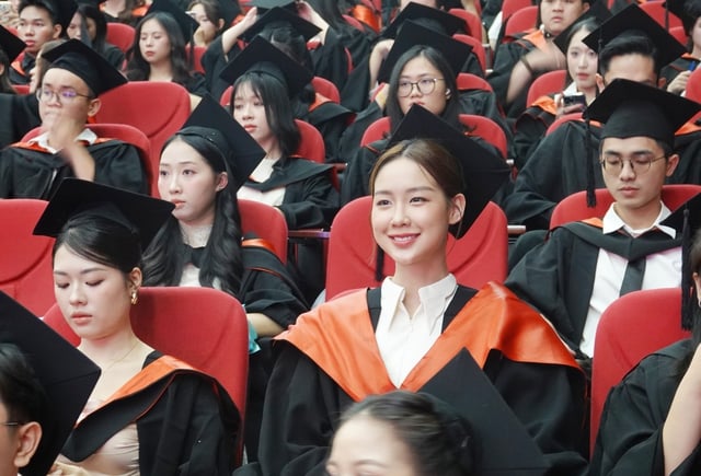 Hoa hậu tốt nghiệp loại giỏi trường thành viên ĐH Quốc gia TP.HCM - Ảnh 1.